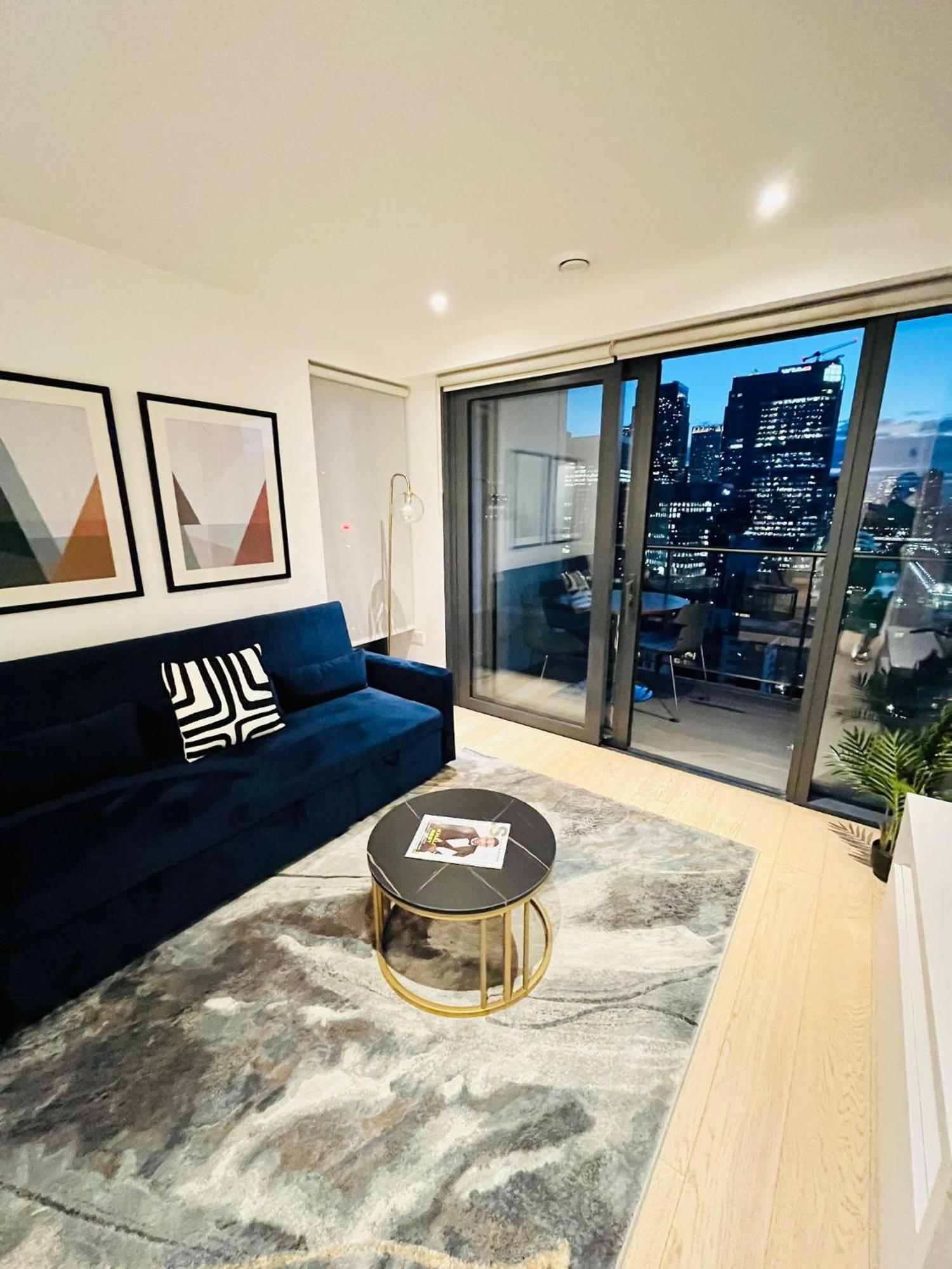 Gorgeous High-Rise Apartment - Skyline Views & Prime Central Location *