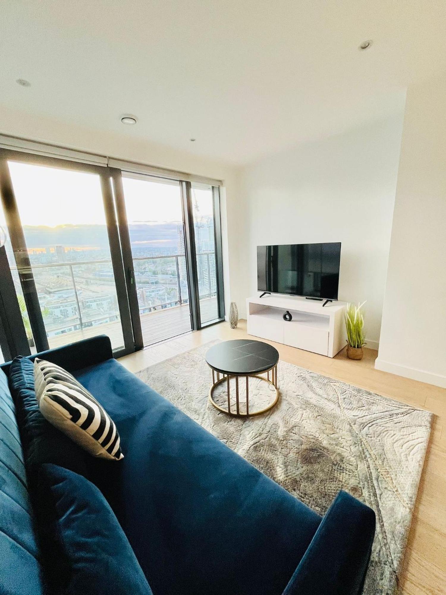 Gorgeous High-Rise Apartment - Skyline Views & Prime Central Location Apartment *