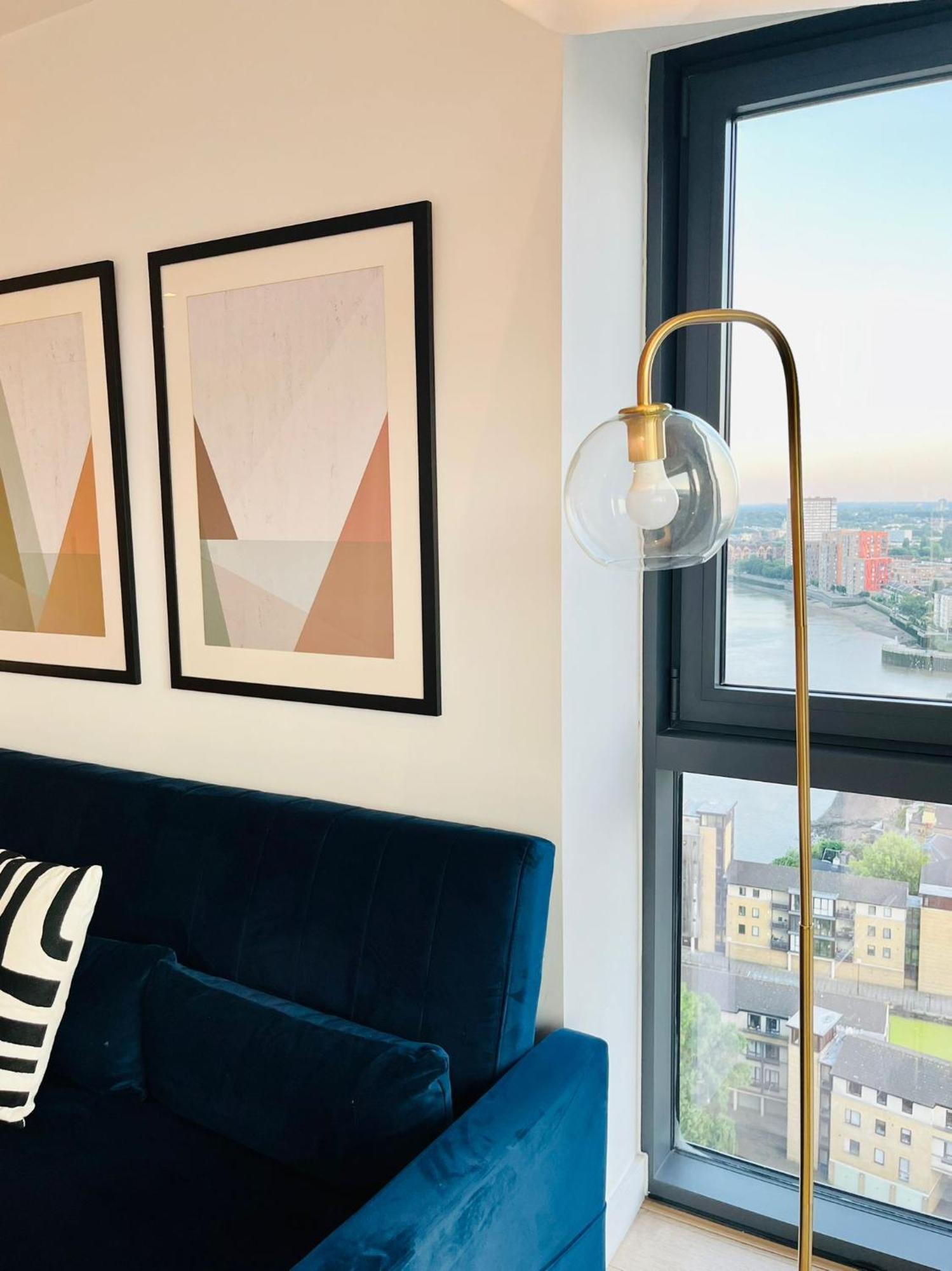 Apartment Gorgeous High-Rise Apartment - Skyline Views & Prime Central Location *