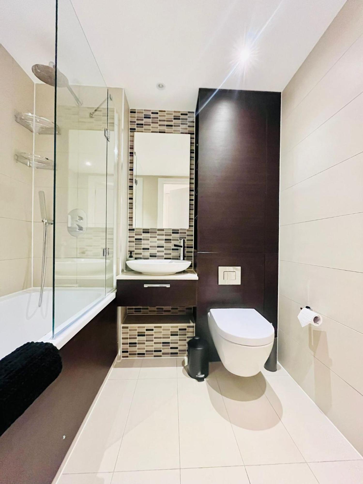 Apartment Gorgeous High-Rise Apartment - Skyline Views & Prime Central Location London