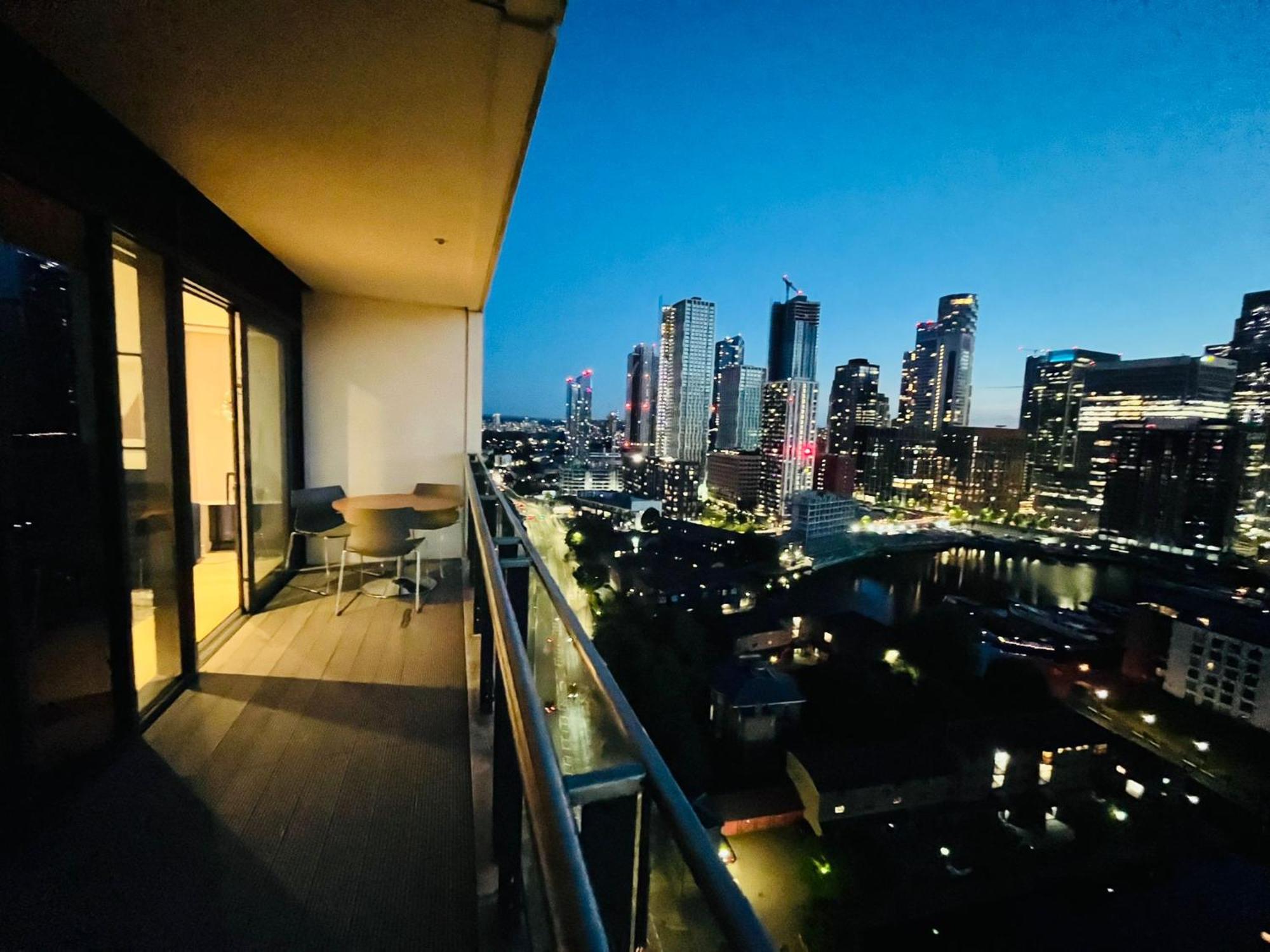 Gorgeous High-Rise Apartment - Skyline Views & Prime Central Location * London