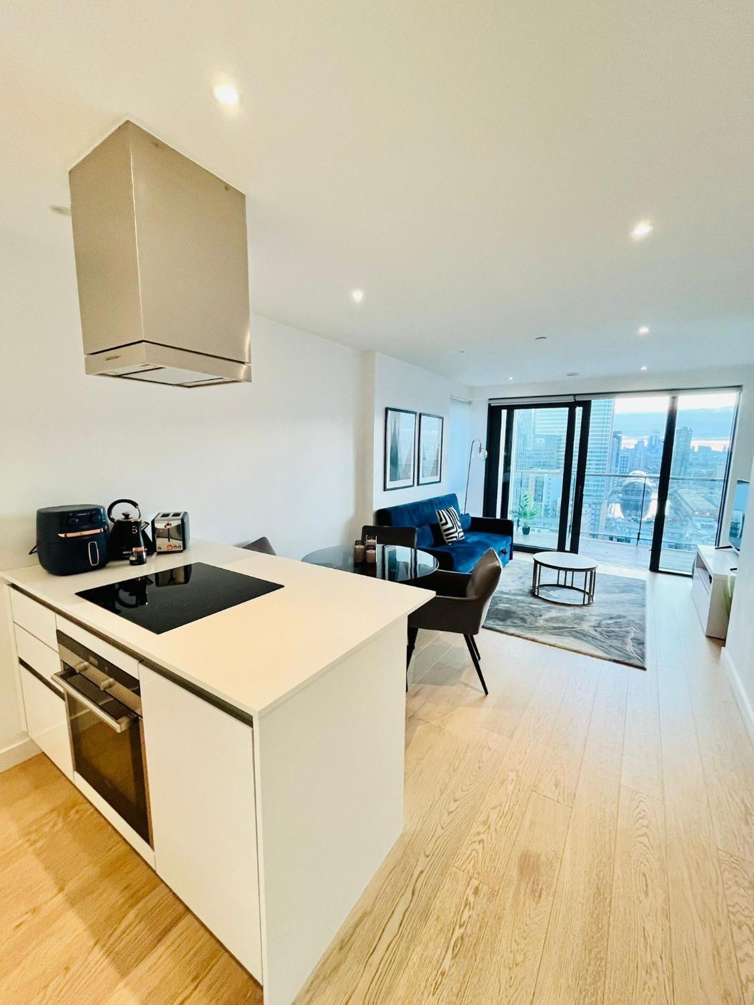 Gorgeous High-Rise Apartment - Skyline Views & Prime Central Location Apartment