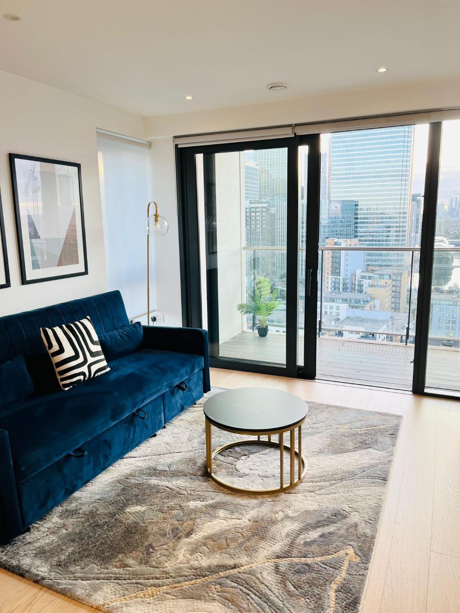 Gorgeous High-Rise Apartment - Skyline Views & Prime Central Location *