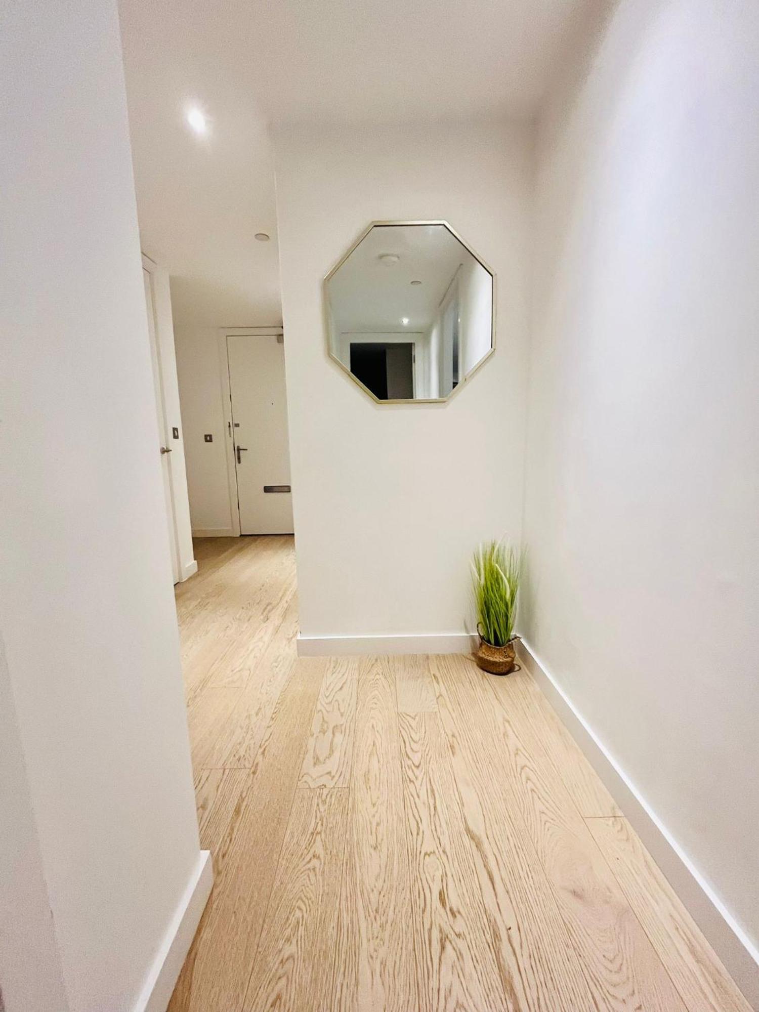 Gorgeous High-Rise Apartment - Skyline Views & Prime Central Location * London