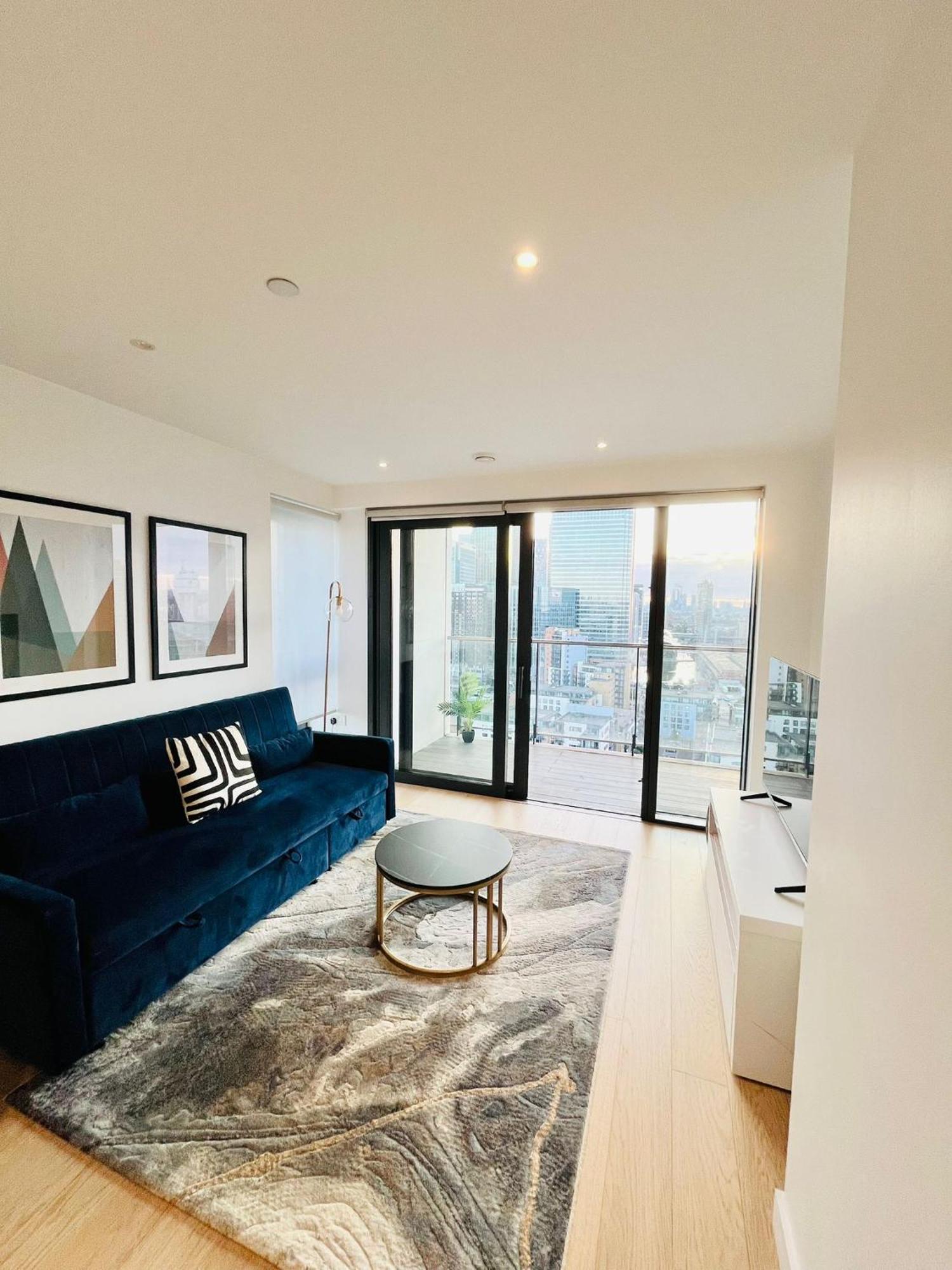 Gorgeous High-Rise Apartment - Skyline Views & Prime Central Location Apartment