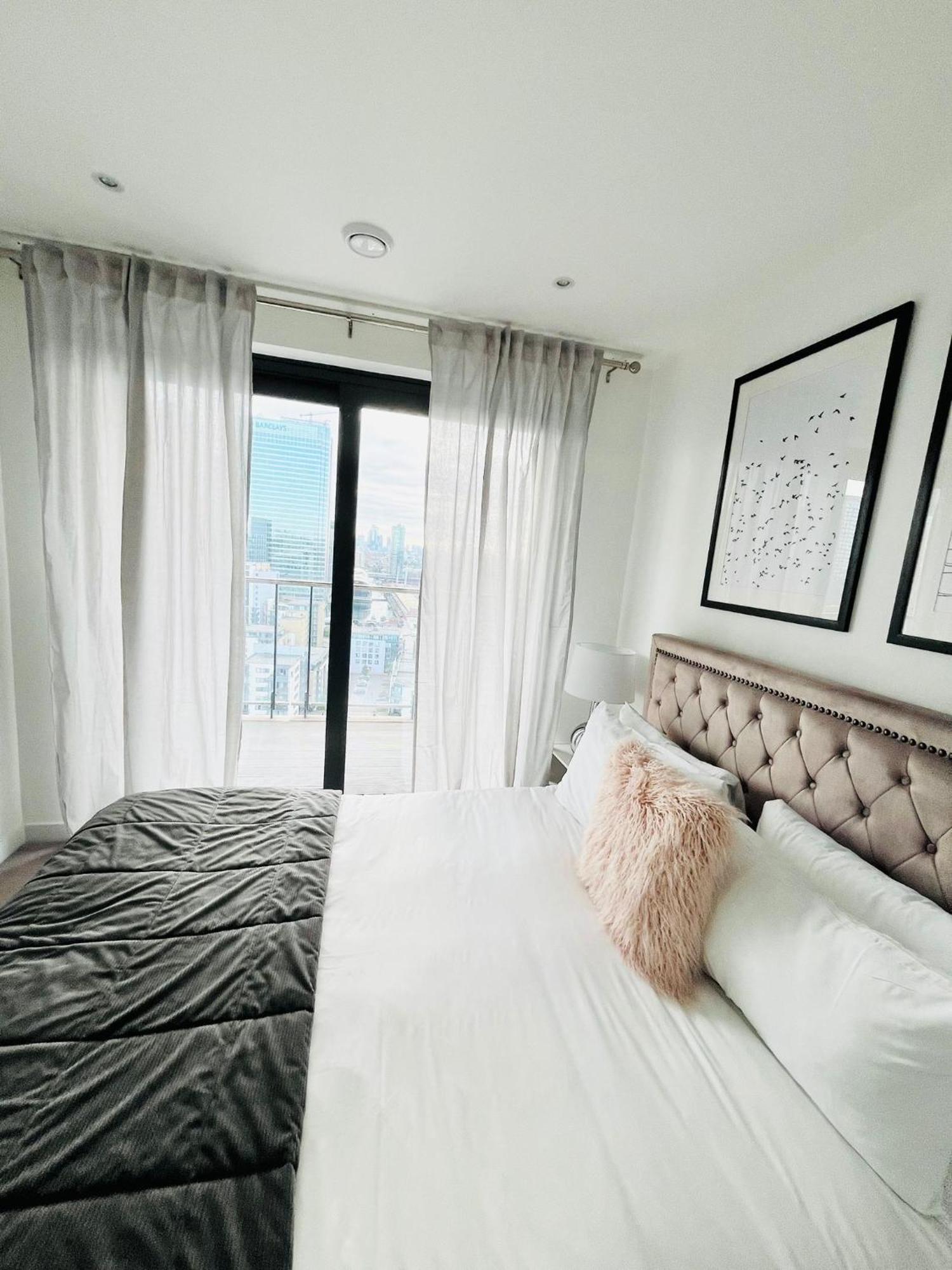 Gorgeous High-Rise Apartment - Skyline Views & Prime Central Location Apartment *