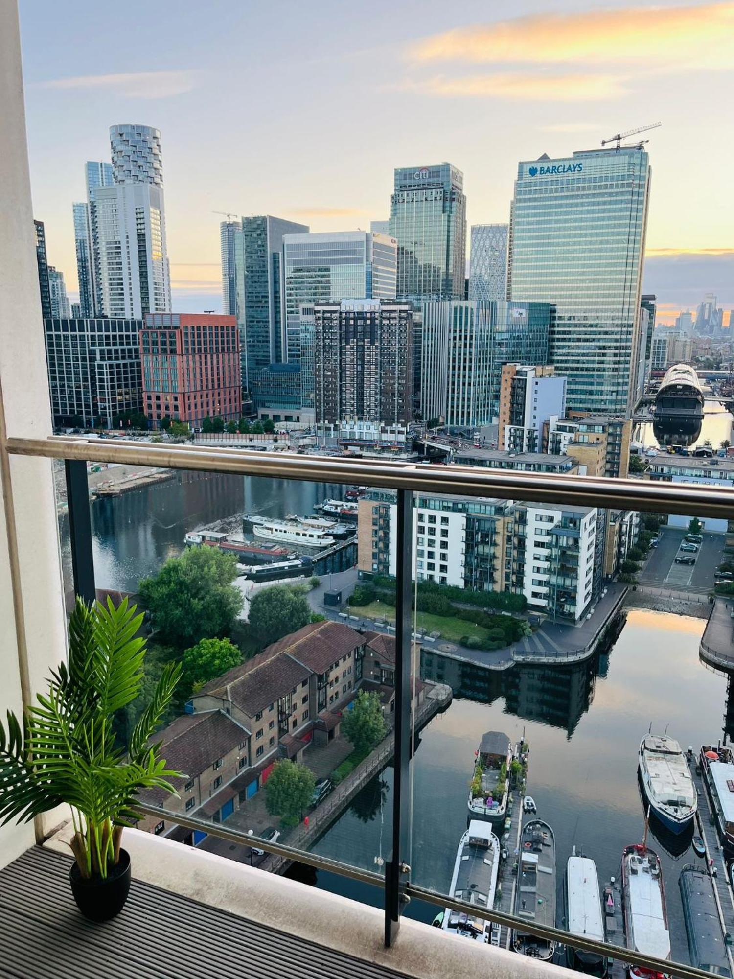 Apartment Gorgeous High-Rise Apartment - Skyline Views & Prime Central Location *