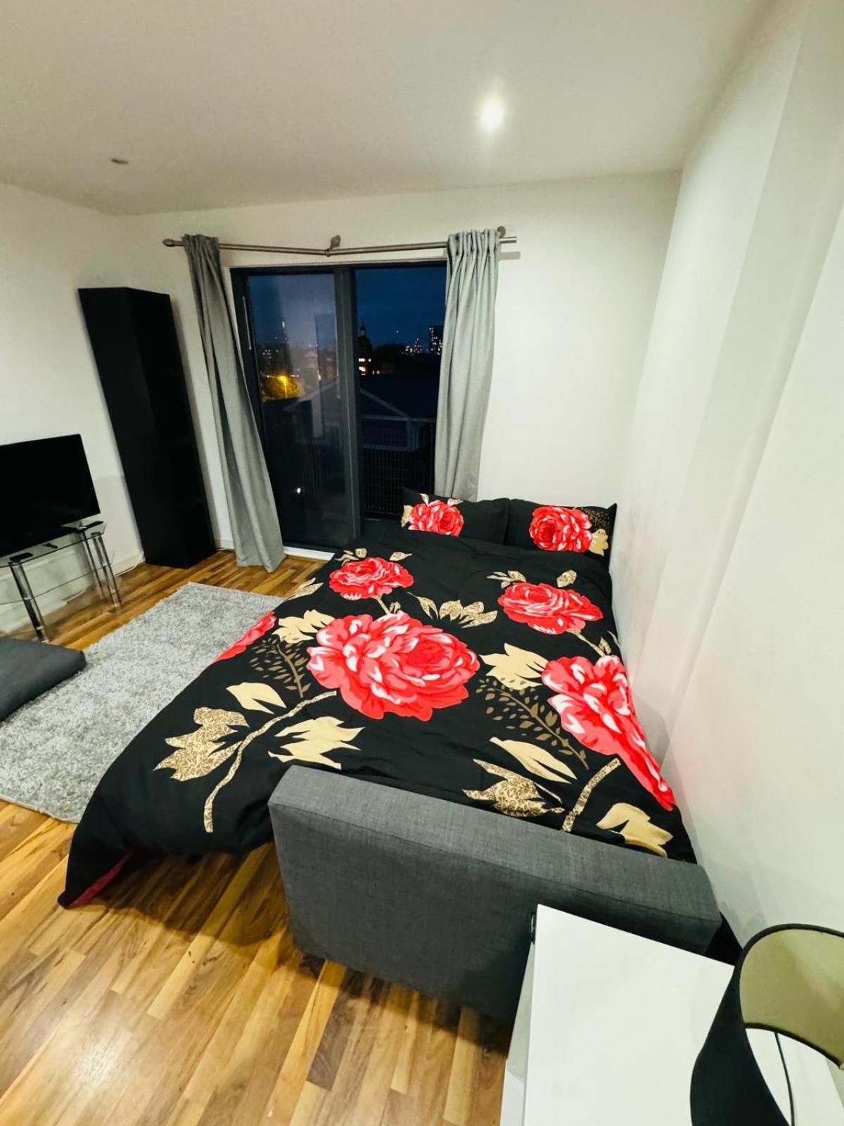 Kings Cross Nest 3 Bedroom Apartment *