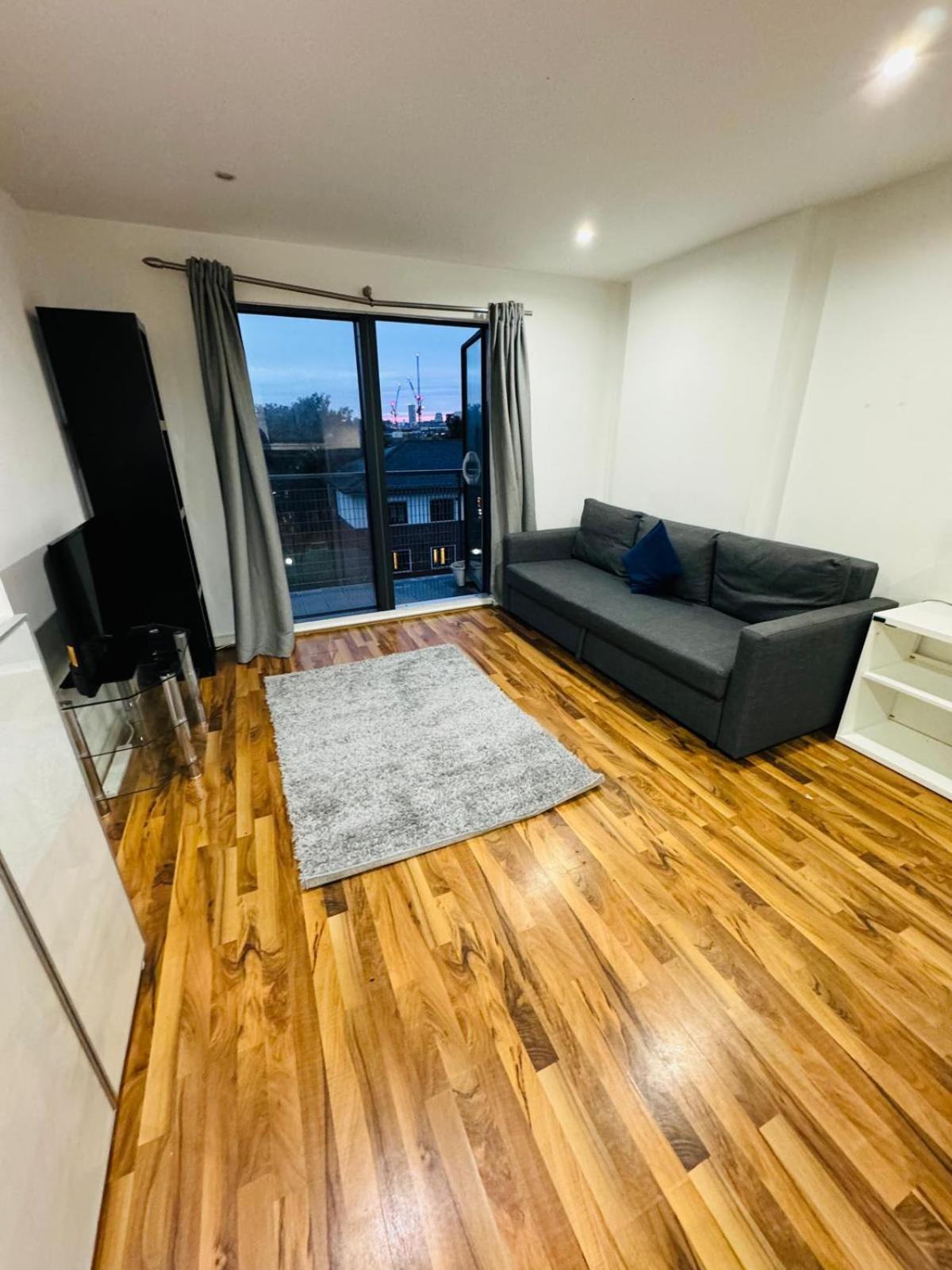 Kings Cross Nest 3 Bedroom Apartment *