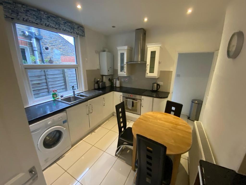 Apartment Bedroom Flat Colliers Wood *