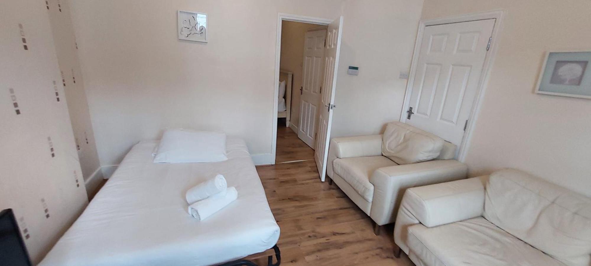 Bedroom Flat Colliers Wood