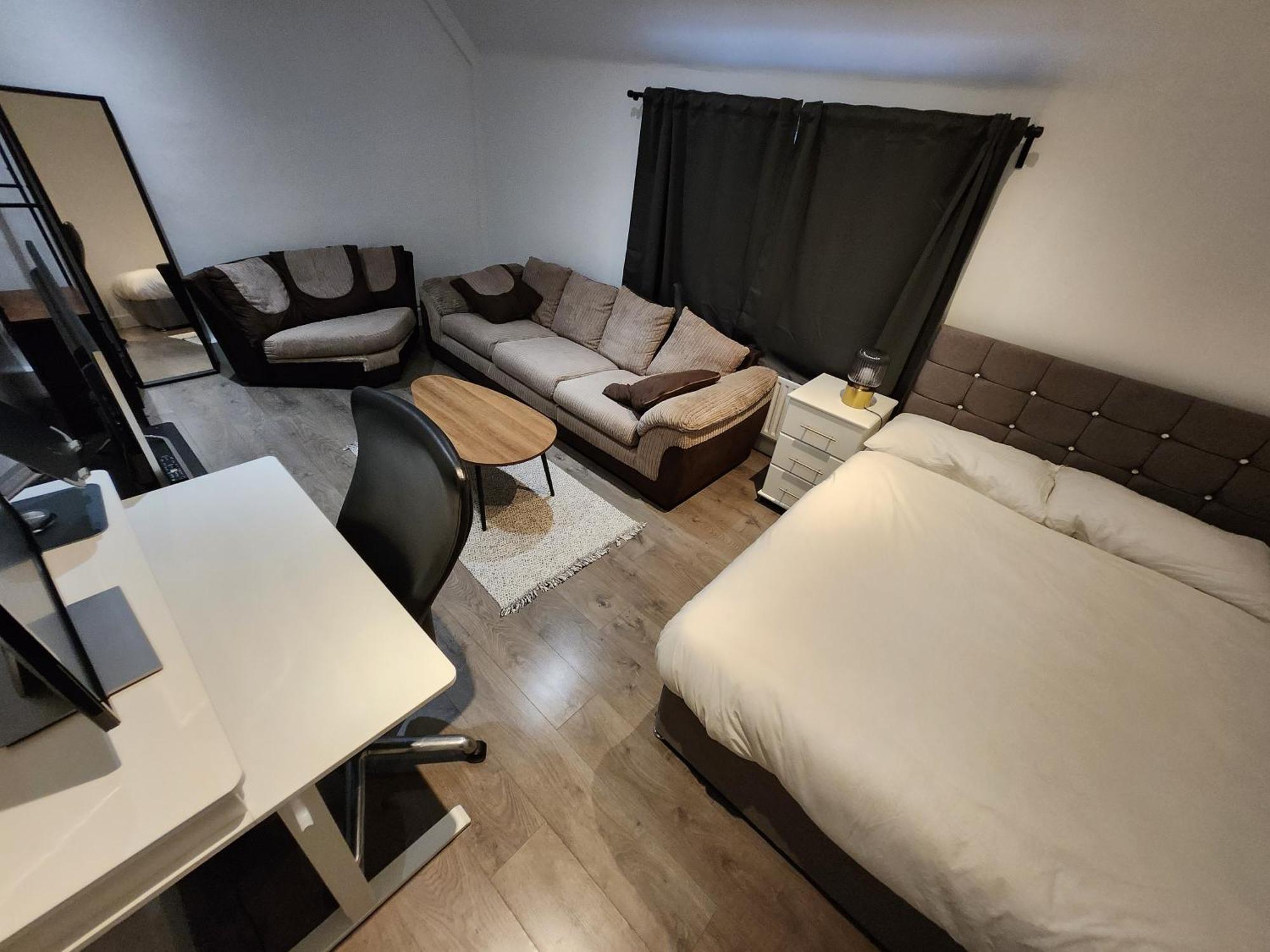 Flat With Work Station, Monitor, Smart Tv & Netflix Apartment *