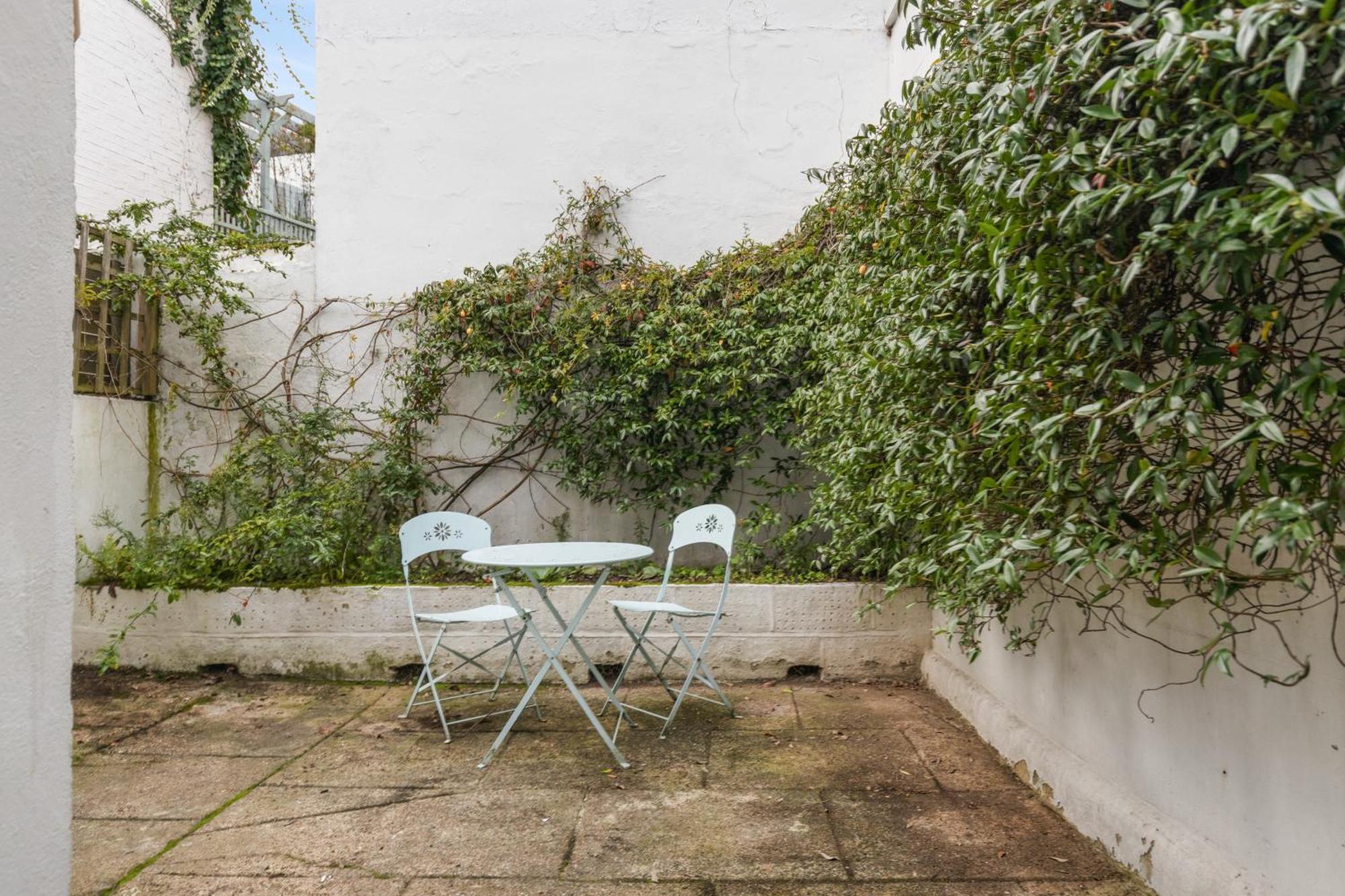 Kensington Two Bedroom House * London