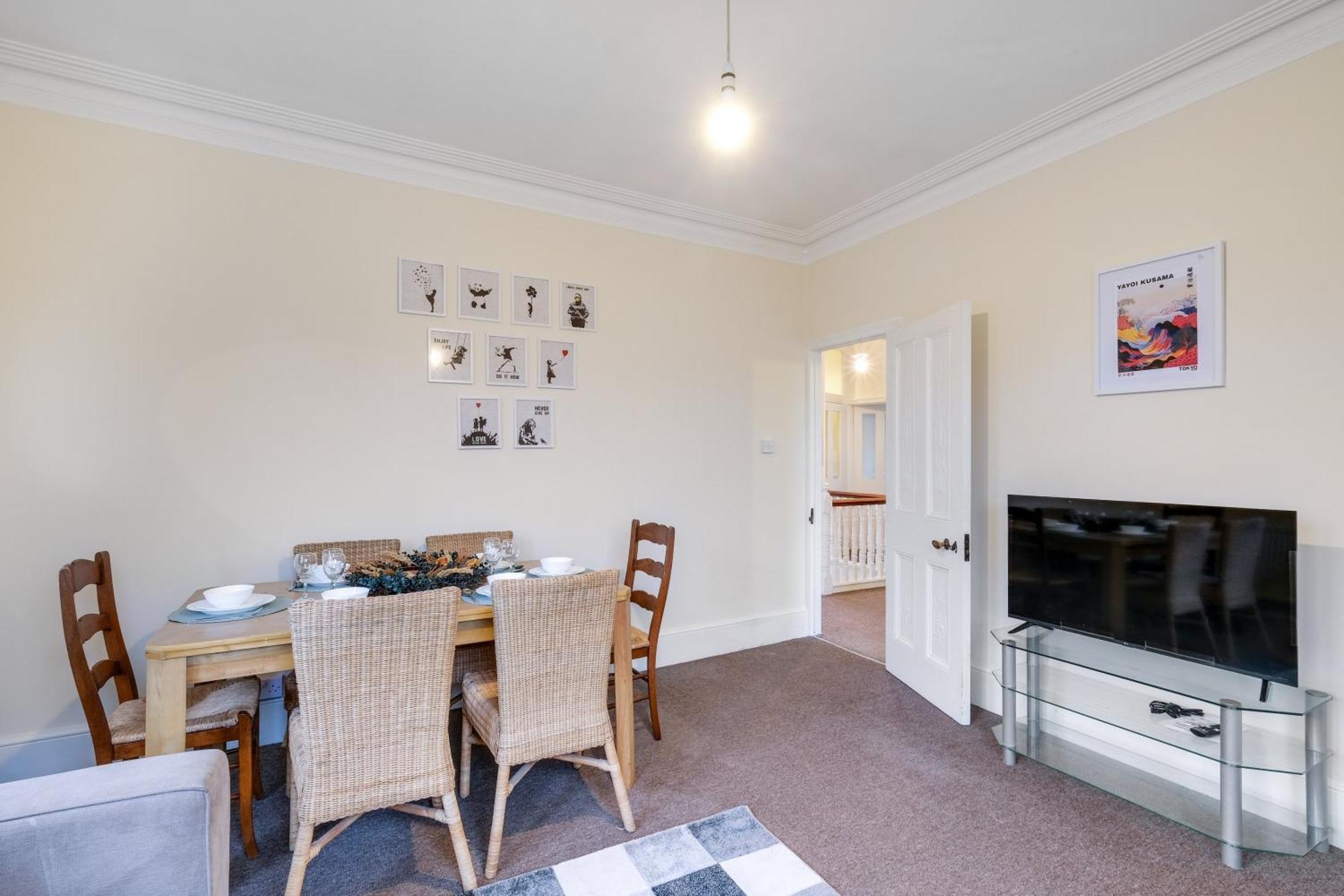 3 Bedroom And 1 Bathroom In Mountfield With Parking Apartment London