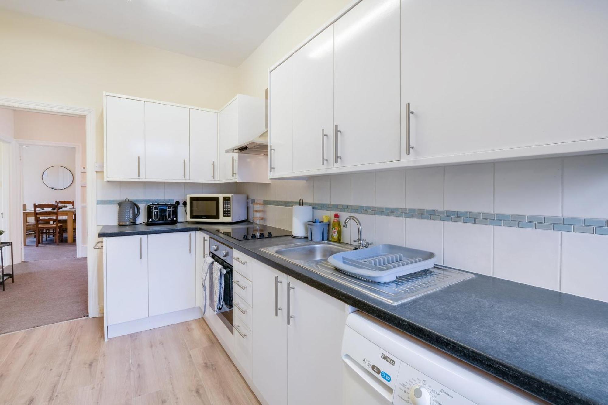 3 Bedroom And 1 Bathroom In Mountfield With Parking * London