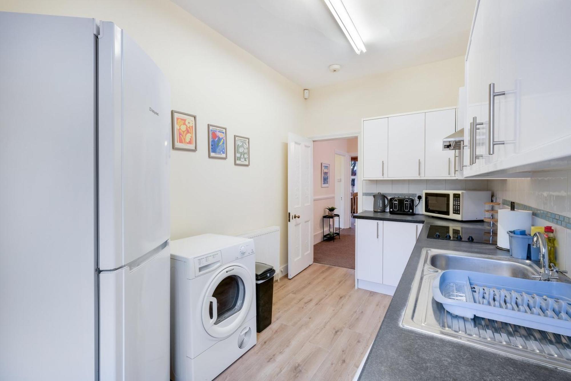3 Bedroom And 1 Bathroom In Mountfield With Parking * London