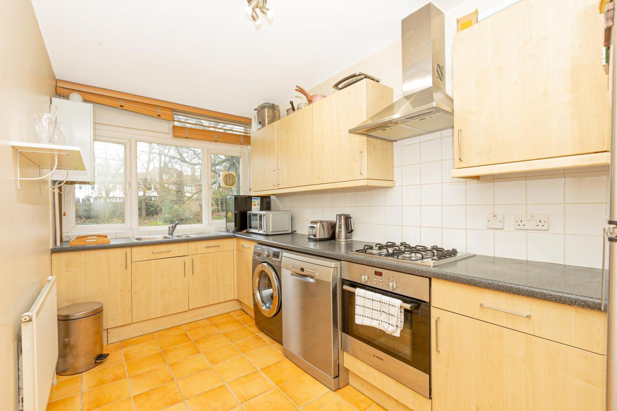 Apartment Lovely 2br Flat W Balcony, Golders Tube 5min *