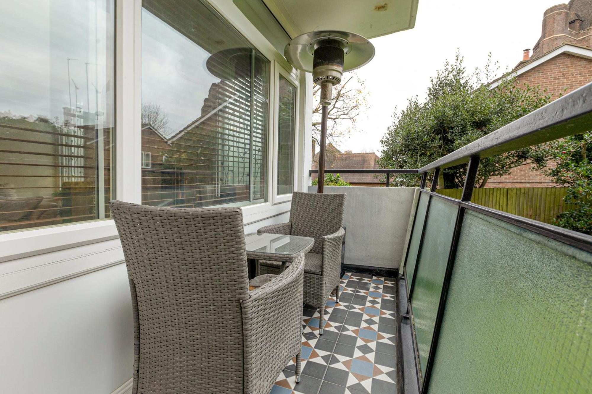 Lovely 2br Flat W Balcony, Golders Tube 5min Apartment *