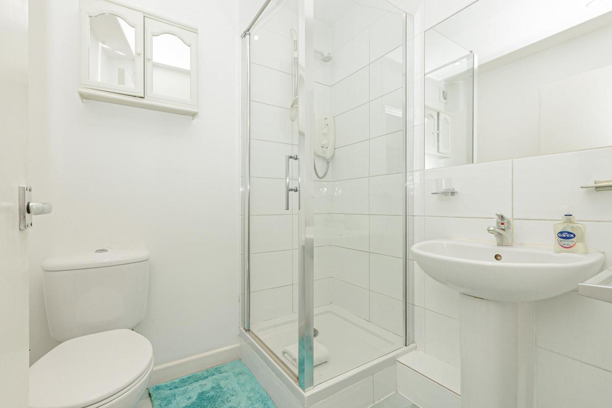 Lovely 2br Flat W Balcony, Golders Tube 5min Apartment *