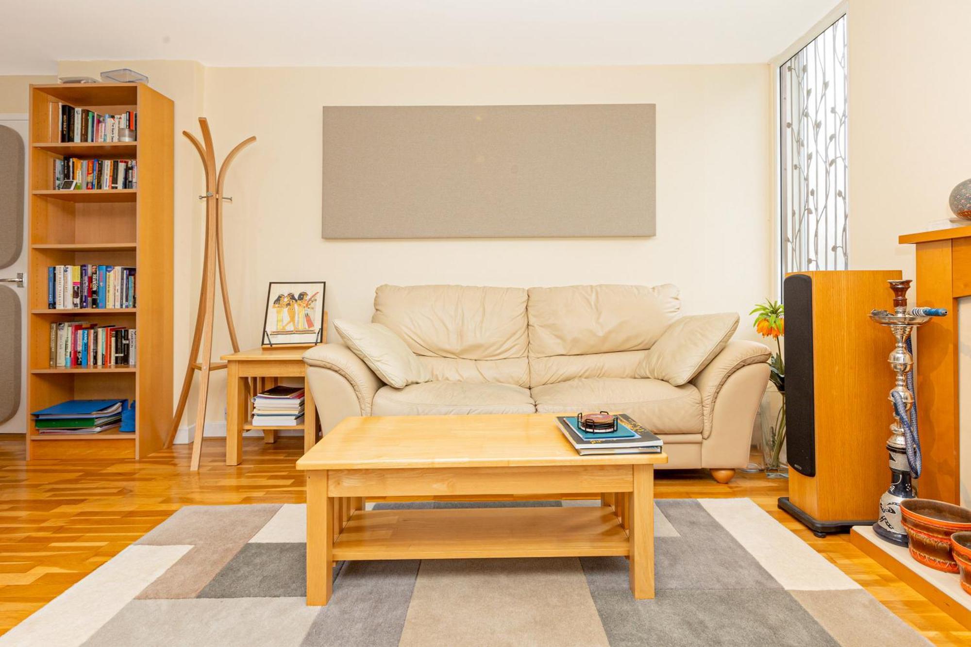 Apartment Lovely 2br Flat W Balcony, Golders Tube 5min London