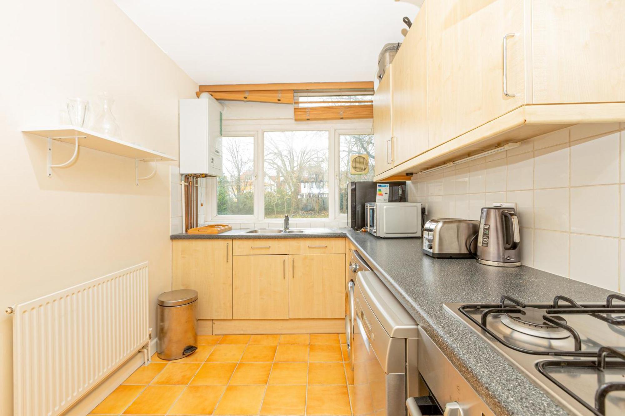 Lovely 2br Flat W Balcony, Golders Tube 5min * London