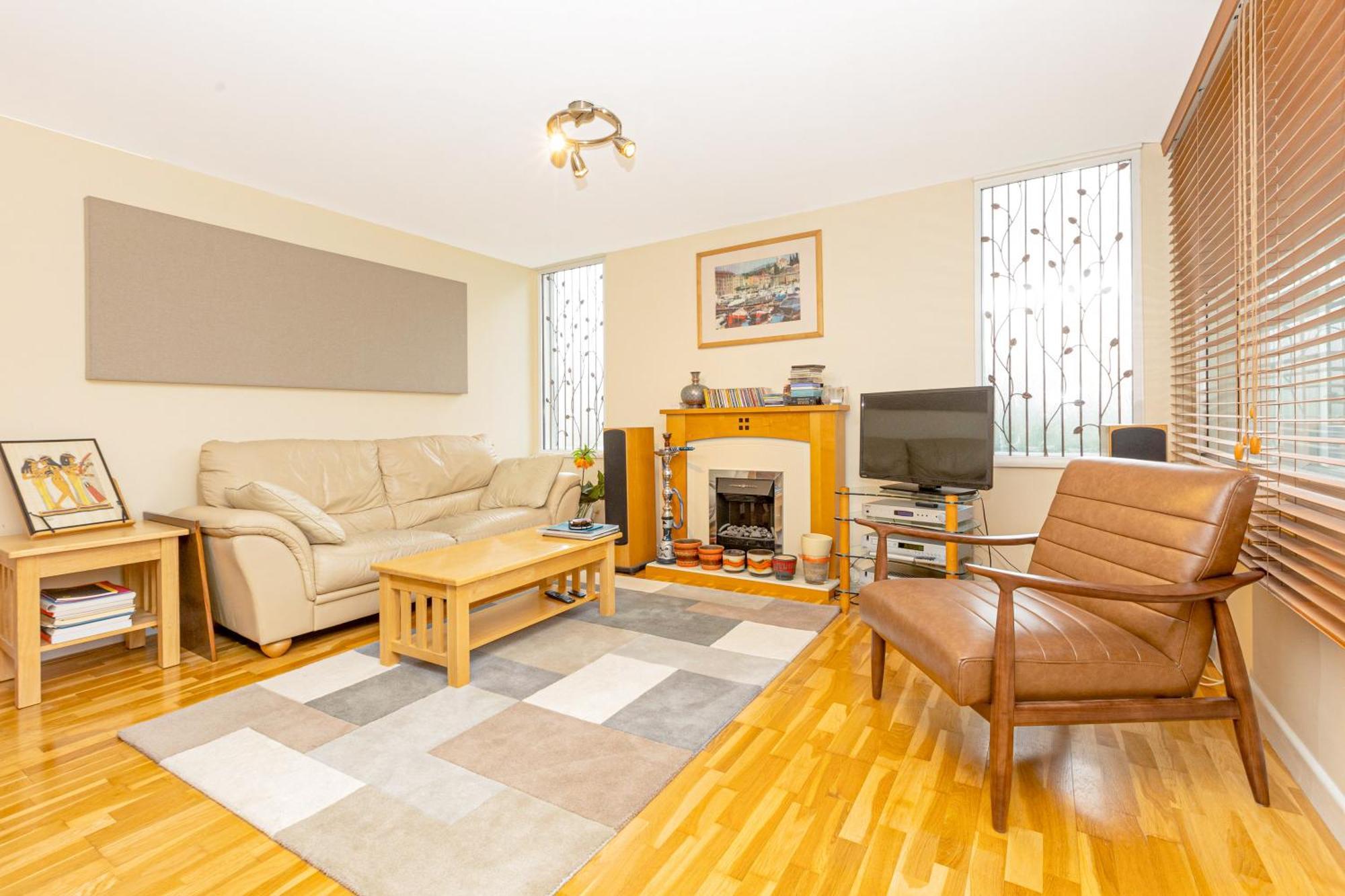 Lovely 2br Flat W Balcony, Golders Tube 5min Apartment