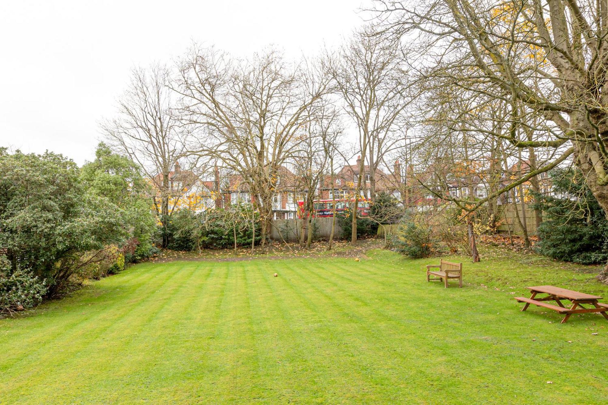 Apartment Lovely 2br Flat W Balcony, Golders Tube 5min