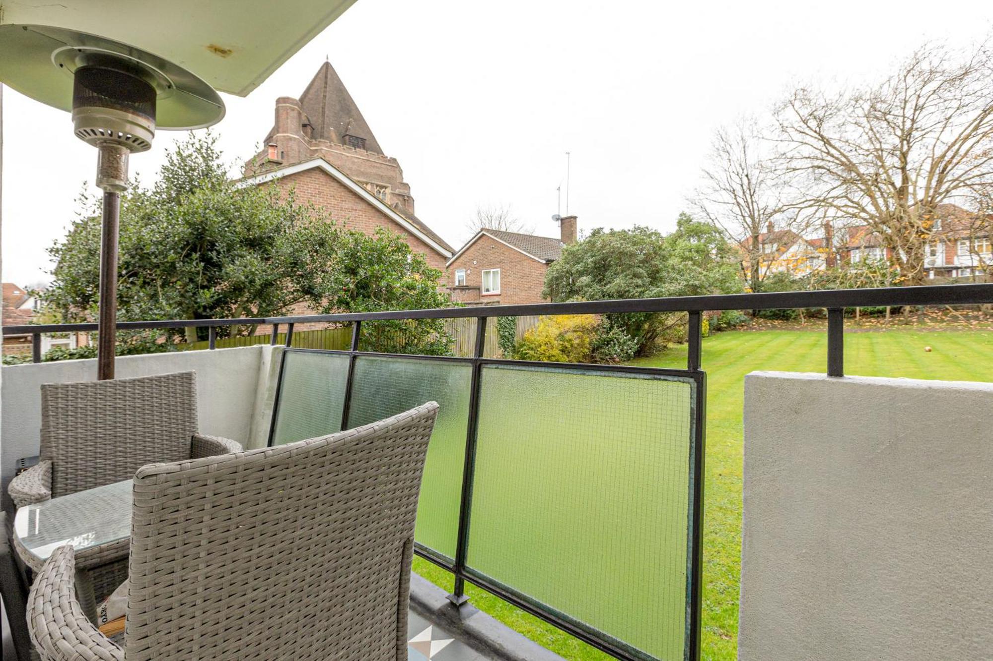 Lovely 2br Flat W Balcony, Golders Tube 5min London