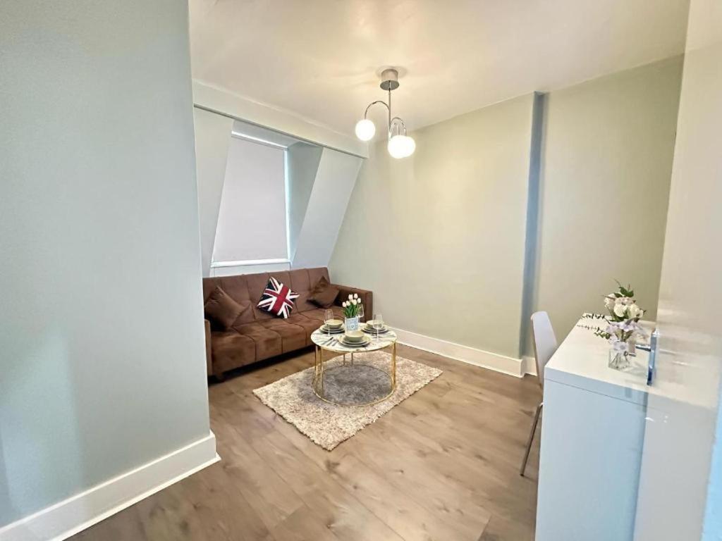 Beautiful Family Near Eye * London