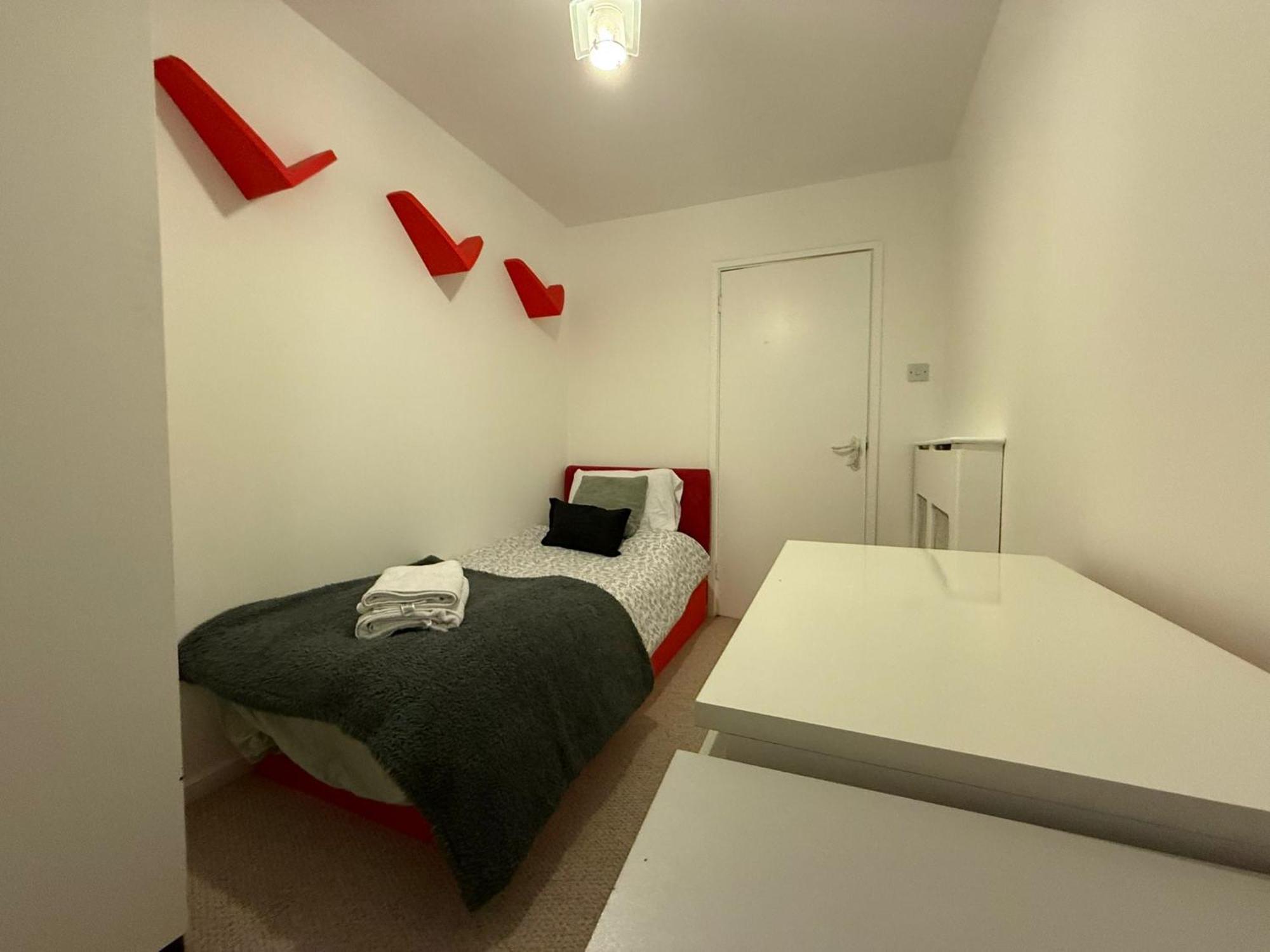 Apartment 3bed Only 3 Stops To Centre *