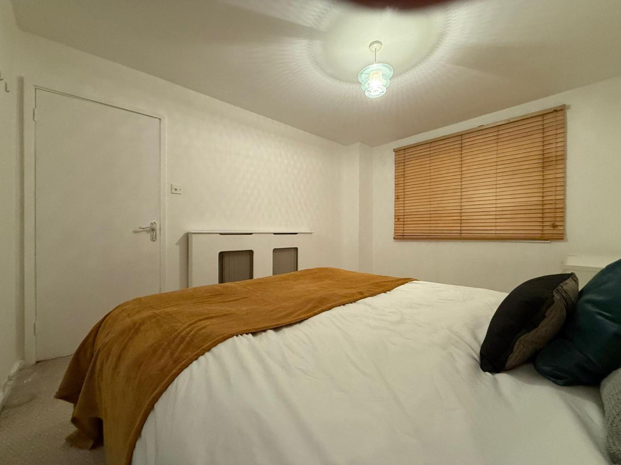 3bed Only 3 Stops To Centre Apartment London