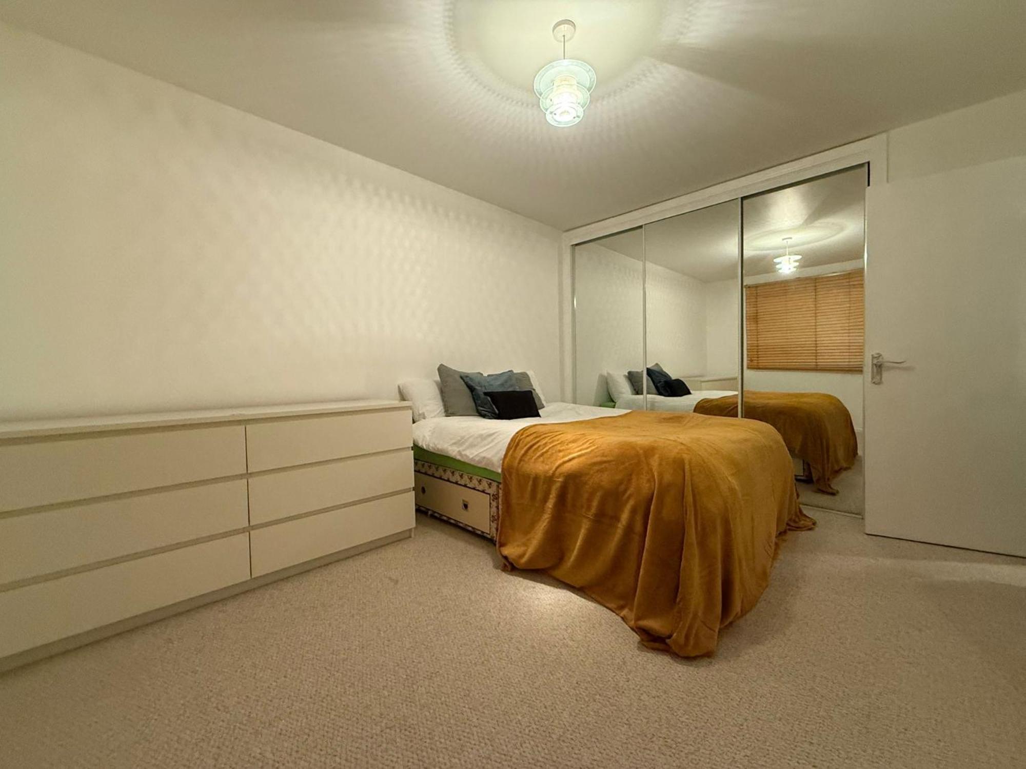 Apartment 3bed Only 3 Stops To Centre *