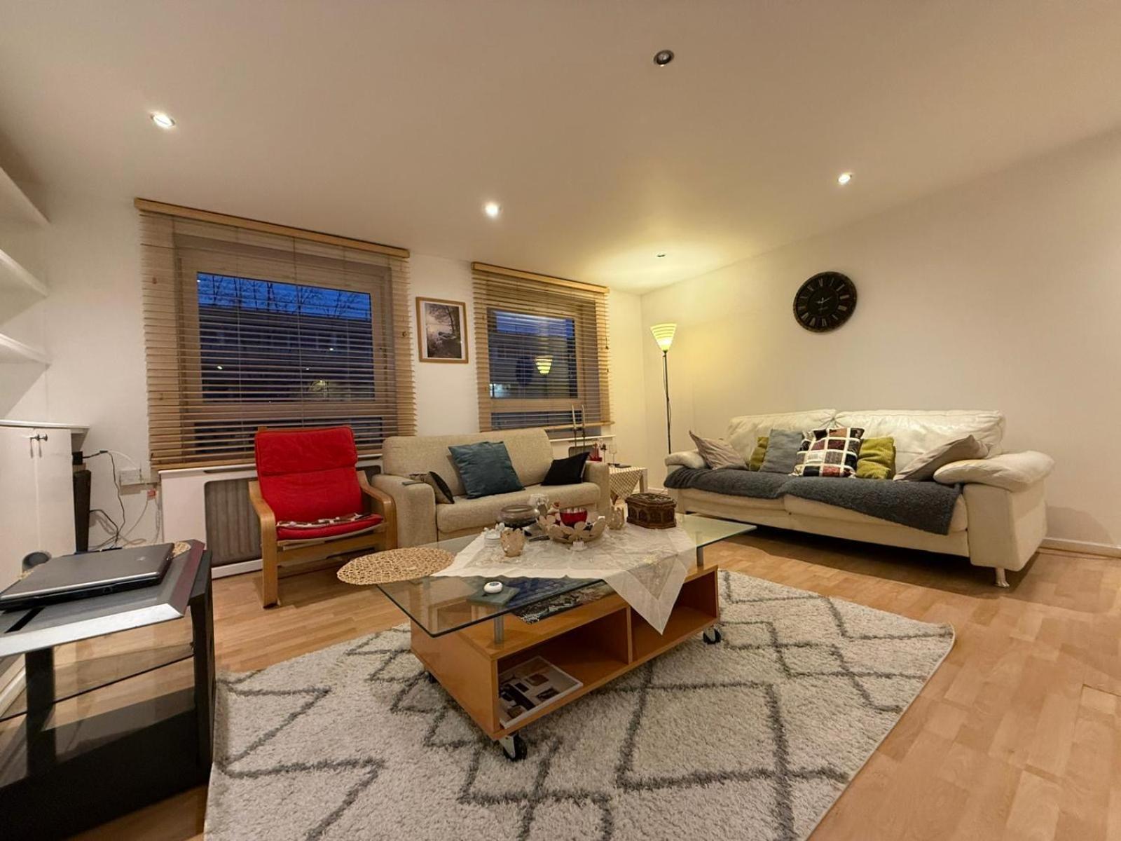 3bed Only 3 Stops To Centre Apartment London