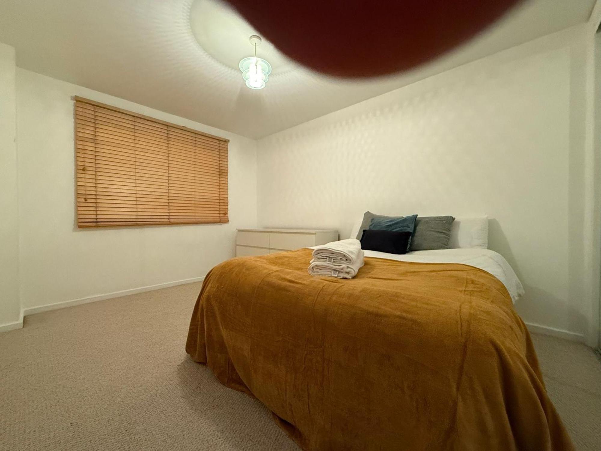 3bed Only 3 Stops To Centre Apartment London