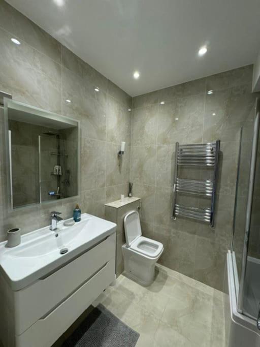 Stylish 2-bedroom Duplex Sleeps 6 Apartment London