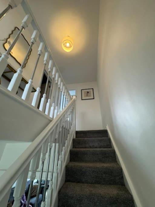 Apartment Stylish 2-bedroom Duplex Sleeps 6 London