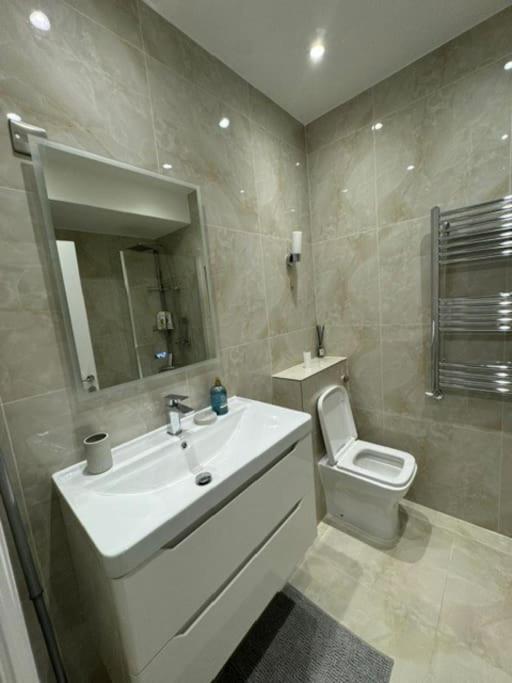 Apartment Stylish 2-bedroom Duplex Sleeps 6 *