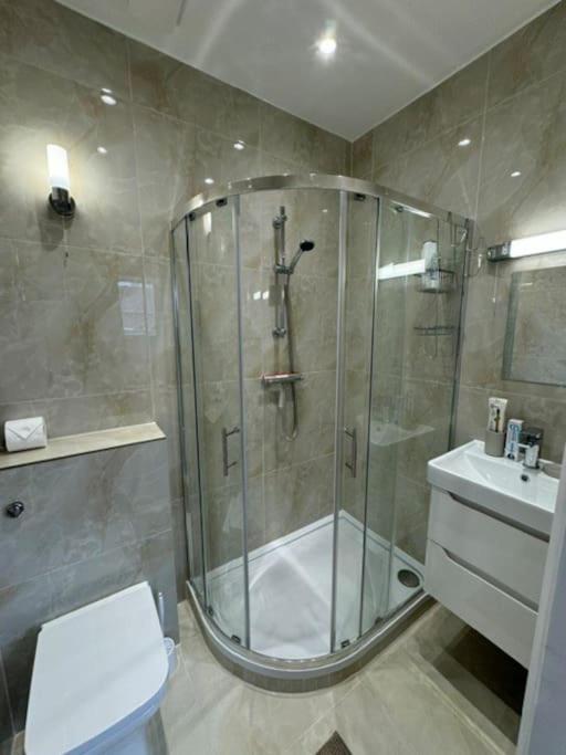 Stylish 2-bedroom Duplex Sleeps 6 London