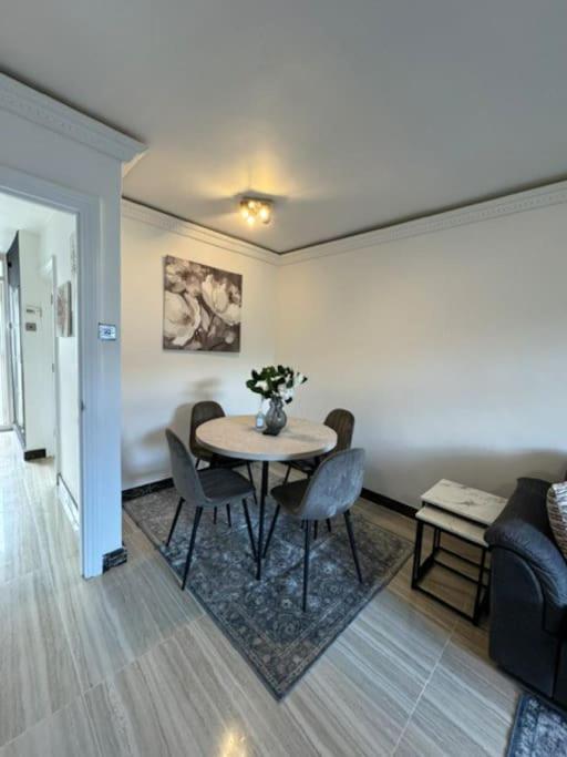 Stylish 2-bedroom Duplex Sleeps 6 Apartment *