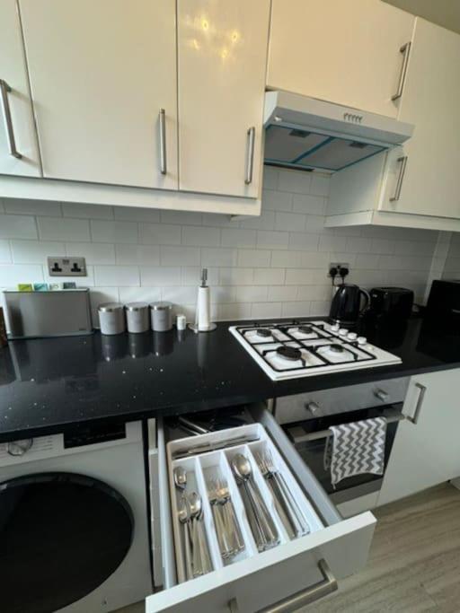 Apartment Stylish 2-bedroom Duplex Sleeps 6 London