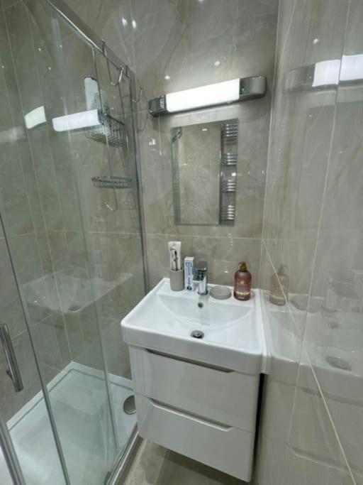 Apartment Stylish 2-bedroom Duplex Sleeps 6