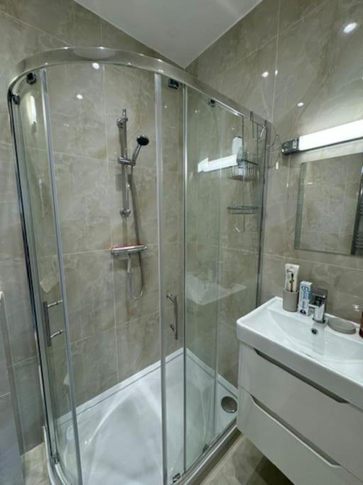 Stylish 2-bedroom Duplex Sleeps 6 *