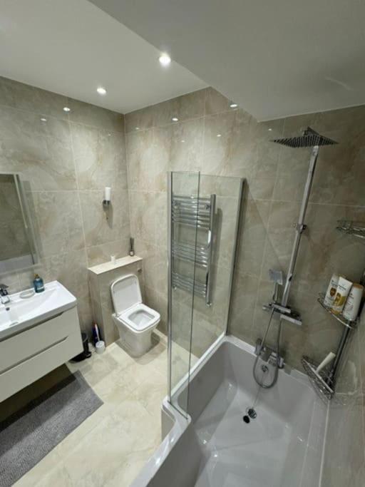 Stylish 2-bedroom Duplex Sleeps 6 * London