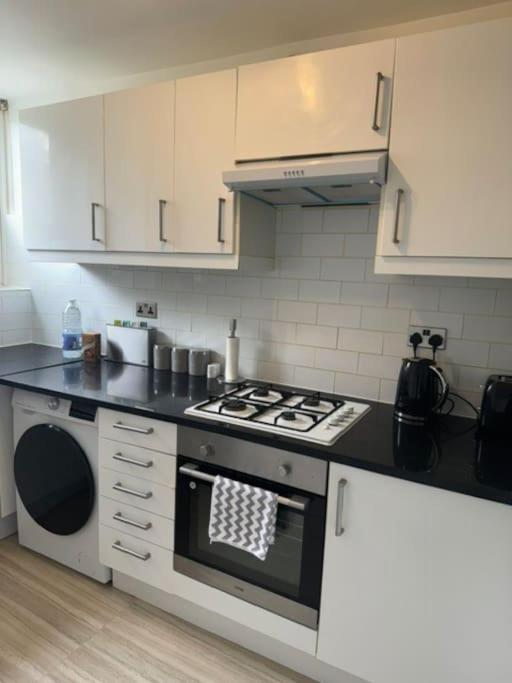 Apartment Stylish 2-bedroom Duplex Sleeps 6 London