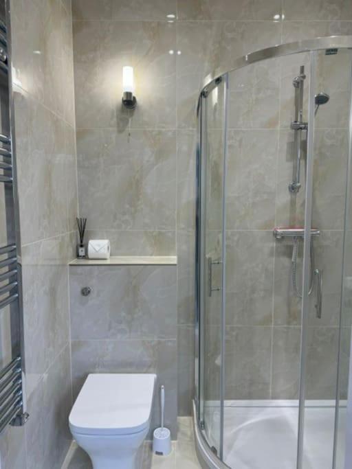 Stylish 2-bedroom Duplex Sleeps 6 London