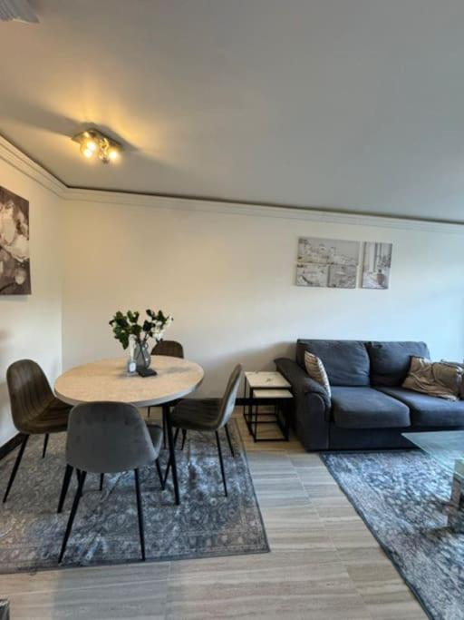 Apartment Stylish 2-bedroom Duplex Sleeps 6 *