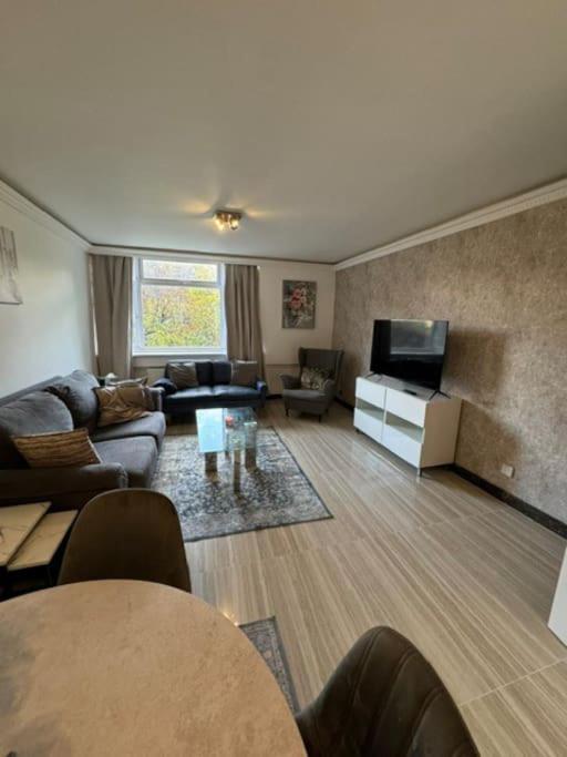 Stylish 2-bedroom Duplex Sleeps 6 *