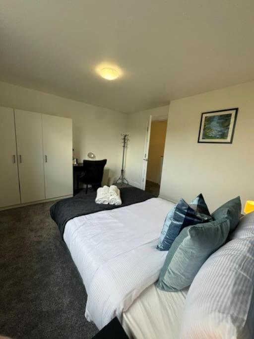 Stylish 2-bedroom Duplex Sleeps 6 London