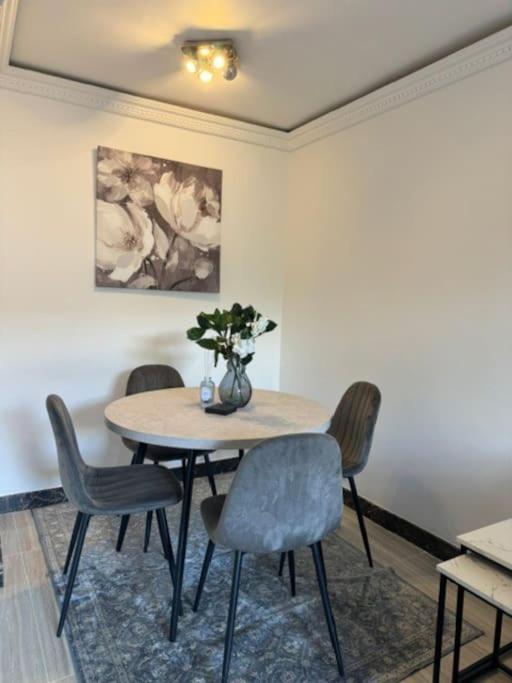 Apartment Stylish 2-bedroom Duplex Sleeps 6 London