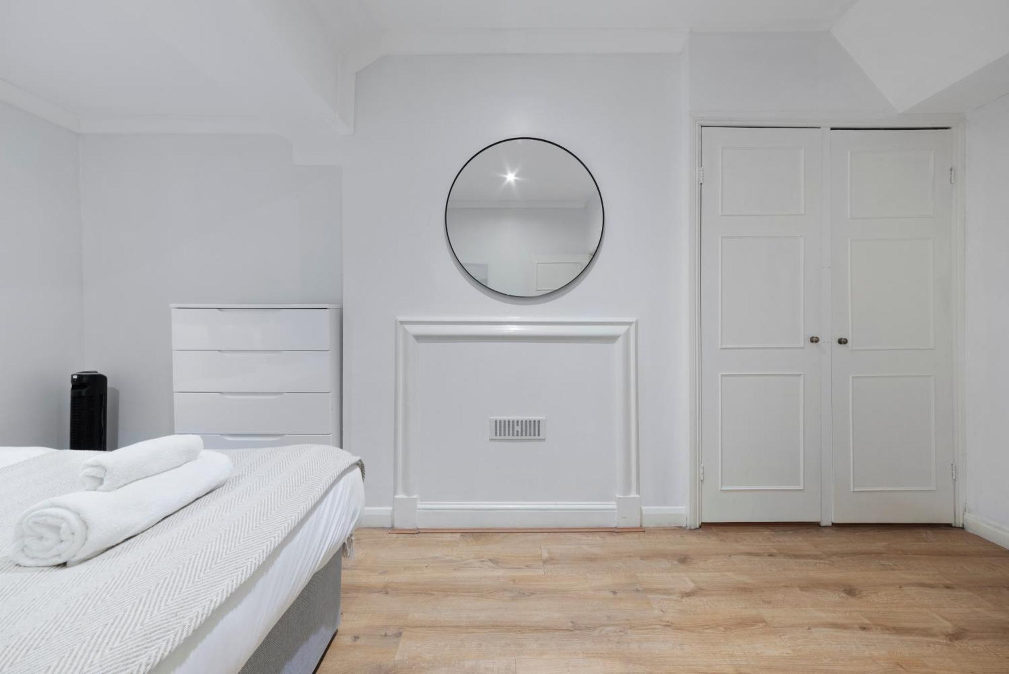 2 Bed Piccadilly 4 Apartment London